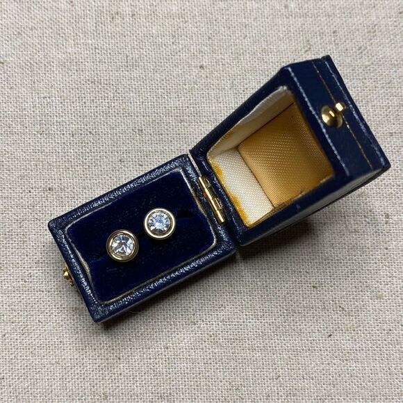 💛 Vintage Avon Gold Tone Crystal Stud Earrings - Picture 1 of 4